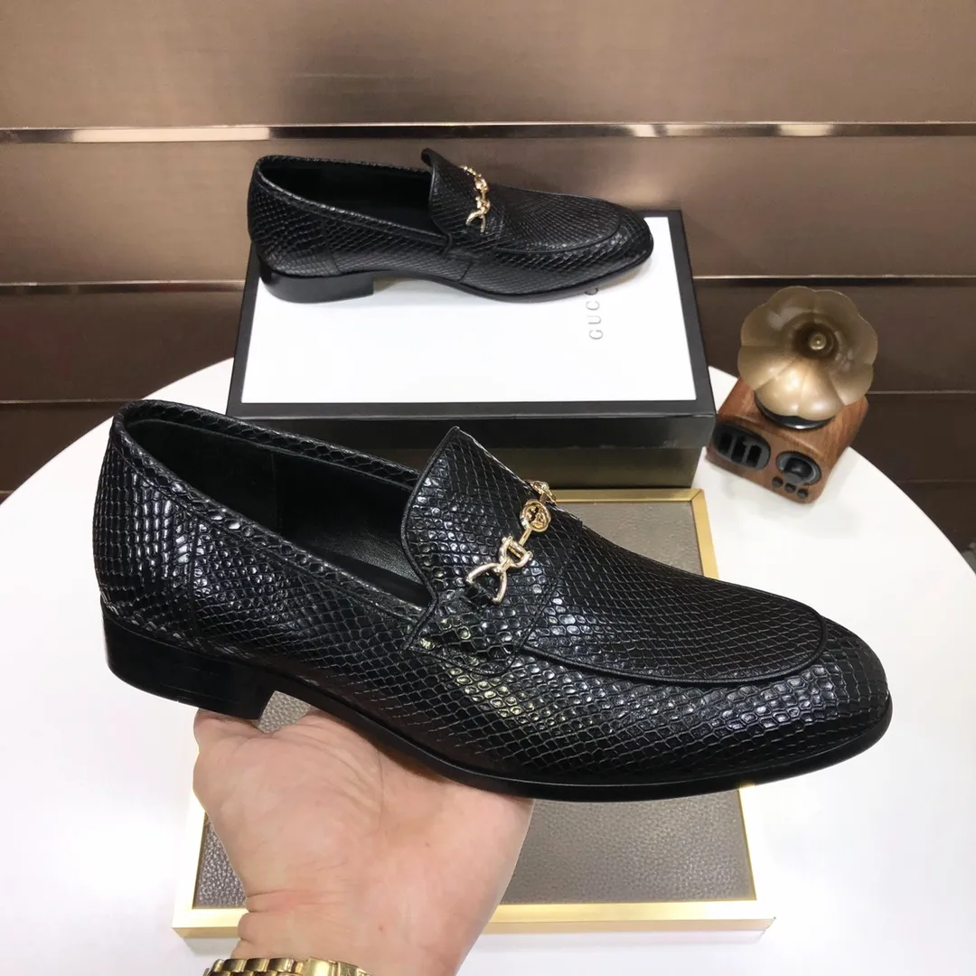 Men's shoes💰500💰Italy's top luxury men's shoe giant (GUCCI) (Gucci) (full cowhide lining) new arrival🍃Original European style🔰 Pleasant to the eye😍In order to make the shoes more durable and non-deformable🌀The production continues to follow traditional methods but there is still no lack of innovation💪Choose original sheepskin for the leather♻️ Smooth and natural And extra bright ⭐Made of imported cowhide, the first choice of rich people 38-45 (45 customized)